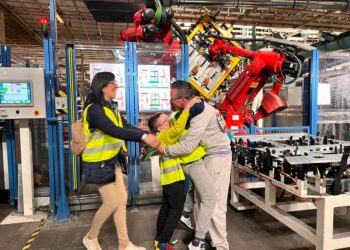 Festa del papà, lavoratori Stellantis Atessa ricevono visita a sorpresa dei figli