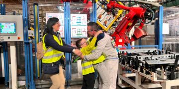 Festa del papà, lavoratori Stellantis Atessa ricevono visita a sorpresa dei figli