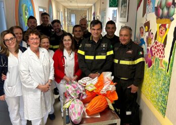 Vigili del fuoco donano uova di cioccolato: una Pasqua più dolce per i bimbi ricoverati