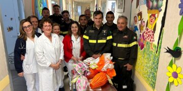 Vigili del fuoco donano uova di cioccolato: una Pasqua più dolce per i bimbi ricoverati
