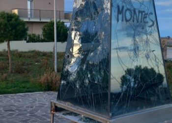 Nessun quartiere sfugge alla furia dei teppisti: vandalizzata la piramide del Parco Moscato