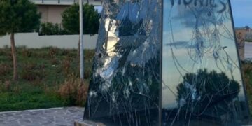 Nessun quartiere sfugge alla furia dei teppisti: vandalizzata la piramide del Parco Moscato