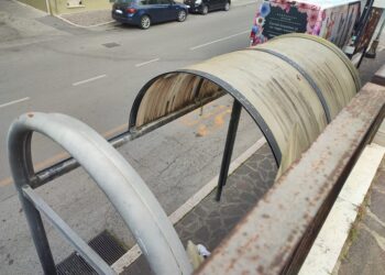 Capolinea di via Crispi, pensilina sfondata. «Raid vandalici»