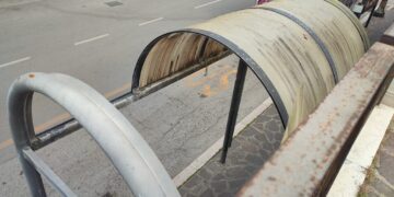 Capolinea di via Crispi, pensilina sfondata. «Raid vandalici»