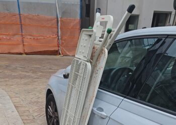 «Ho il contrassegno per disabili, ma trovo l’auto rigata e oggetti poggiati sulla fiancata»