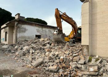 Ricostruzione dell’ex asilo, al via la prima fase: demolita la scuola abbandonata