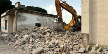 Ricostruzione dell’ex asilo, al via la prima fase: demolita la scuola abbandonata