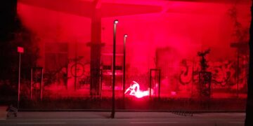 Fiamme nell’ex stazione di Vasto Marina, vandali bruciano sedia di plastica