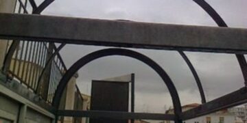 «Pensiline rotte, tra quanti anni le cambieranno?»