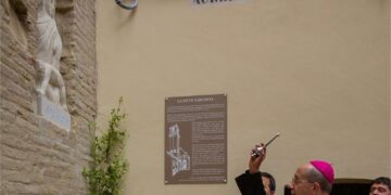 La Pietà Nascosta: inaugurata a Santa Maria Maggiore la scultura degli studenti del “Pantini-Pudente”