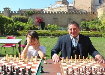 Il baby fenomeno Della Penna e l’esperto Bottega, con gli scacchi, incantano ai Giardini D’Avalos