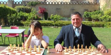 Il baby fenomeno Della Penna e l’esperto Bottega, con gli scacchi, incantano ai Giardini D’Avalos