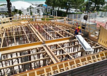 Pilastri e solaio: prende forma la nuova rotonda di Vasto Marina