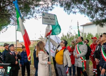 25 aprile, scoperta la targa a Pertini: «Da lui valori di libertà e di democrazia per i giovani»