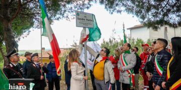 25 aprile, scoperta la targa a Pertini: «Da lui valori di libertà e di democrazia per i giovani»