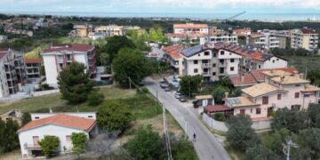 «Qui centinaia di residenti, ma strada mai allargata»