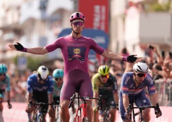 Entusiasmo per il passaggio dell’11ª tappa del Giro d’Italia. A Francavilla vince Milan in volata