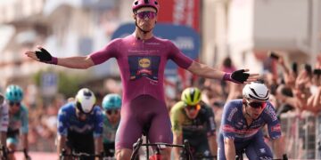 Entusiasmo per il passaggio dell’11ª tappa del Giro d’Italia. A Francavilla vince Milan in volata