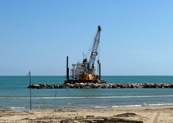 Prosegue il ripristino delle scogliere a San Salvo Marina, «Quando gli interventi nel tratto nord?»