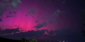 La tempesta geomagnetica colora il cielo: l’aurora boreale visibile anche in Abruzzo
