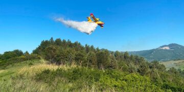Incendio a Celenza sul Trigno, due canadair in azione