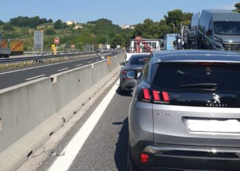 Incidente tra 4 veicoli, auto in avaria e cantieri: mattinata da incubo sull’A14