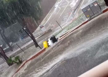 Violenta grandinata a San Salvo, strade si trasformano in fiumi. Si temono danni nei campi