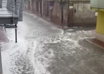 Tombini che scoppiano a ogni pioggia e tubi colabrodo: 400 riparazioni in 12 mesi