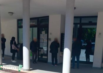 Pazienti in fila fuori dalla guardia medica: «sala d’aspetto non a norma», ma la Asl non ne sa nulla