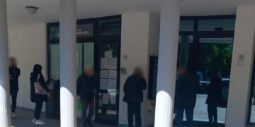 Pazienti in fila fuori dalla guardia medica: «sala d’aspetto non a norma», ma la Asl non ne sa nulla