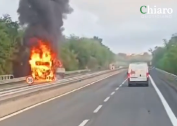 Tir in fiamme sull’A14 tra Vasto e Val di Sangro, camionista riesce a salvarsi