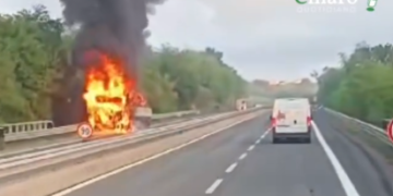Tir in fiamme sull’A14 tra Vasto e Val di Sangro, camionista riesce a salvarsi