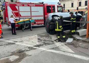Auto si schianta all’incrocio di Vasto Marina, due feriti