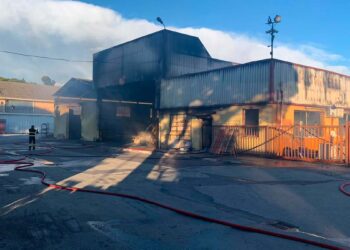 Incendio in una ditta di materiali edili a Francavilla, sindaca chiude alcune scuole