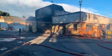 Incendio in una ditta di materiali edili a Francavilla, sindaca chiude alcune scuole