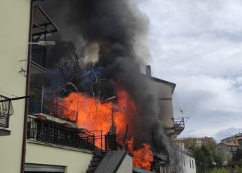 Torrebruna, incendio in una rimessa: tre automezzi distrutti