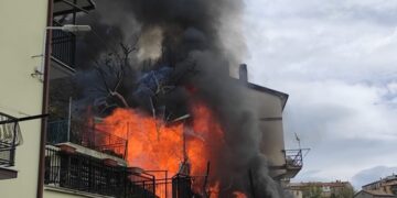 Torrebruna, incendio in una rimessa: tre automezzi distrutti
