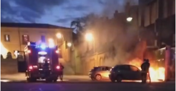 Auto in fiamme vicino allo stadio: pompieri evitano che l’auto vada totalmente distrutta