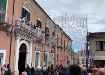 Pollutri, 14mila taralli di San Nicola. Il tradizionale lancio da Palazzo Del Re