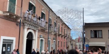 Pollutri, 14mila taralli di San Nicola. Il tradizionale lancio da Palazzo Del Re