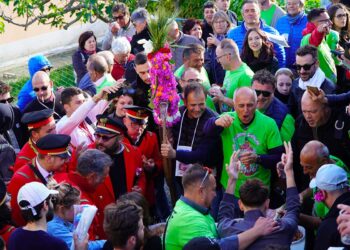 Il tempo incerto non ferma il Majo: a San Giovanni Lipioni il tradizionale augurio alle famiglie