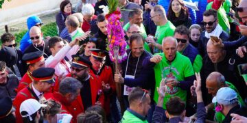 Il tempo incerto non ferma il Majo: a San Giovanni Lipioni il tradizionale augurio alle famiglie