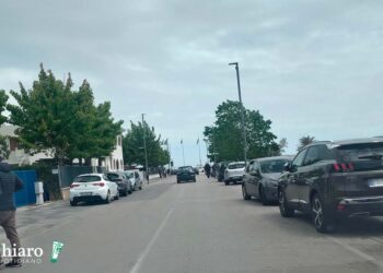 Stagione nuova, solite brutte abitudini: in via Vespucci regna la sosta selvaggia