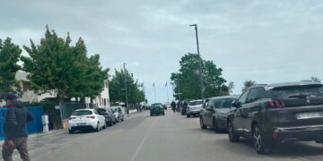 Stagione nuova, solite brutte abitudini: in via Vespucci regna la sosta selvaggia