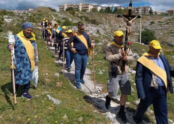 A piedi fino a Bari nel culto di San Nicola: 20 pellegrini da Vasto, tra loro c’è Luigi di 90 anni
