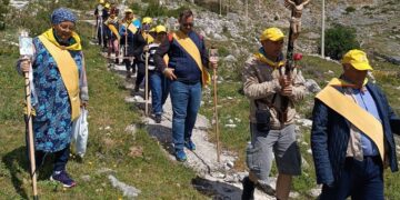 A piedi fino a Bari nel culto di San Nicola: 20 pellegrini da Vasto, tra loro c’è Luigi di 90 anni