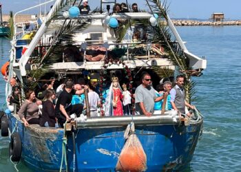 Dalla processione in mare ai fuochi pirotecnici: culto e divertimento per Santa Maria di Pennaluce