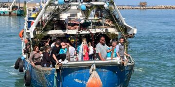Dalla processione in mare ai fuochi pirotecnici: culto e divertimento per Santa Maria di Pennaluce