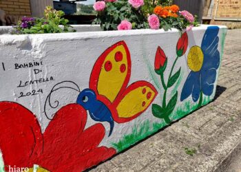 A Lentella i vasi decorati dai bambini per rallegrare l’ingresso del paese