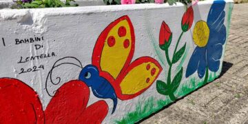 A Lentella i vasi decorati dai bambini per rallegrare l’ingresso del paese